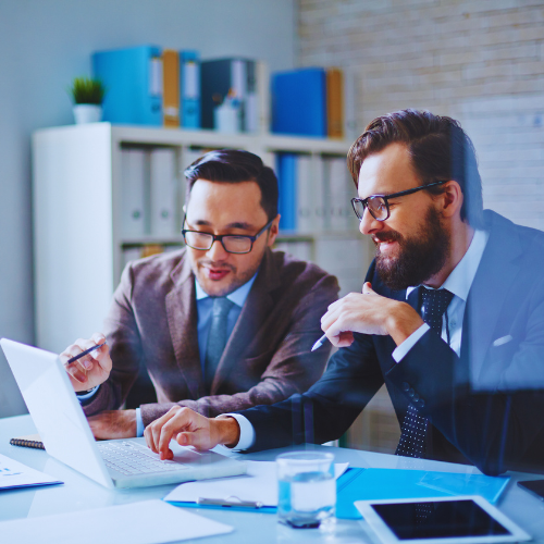 Um rapaz recebendo uma mentoria e consultoria