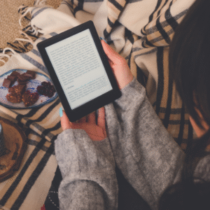 Imagem mostra uma pessoa lendo um Ebook