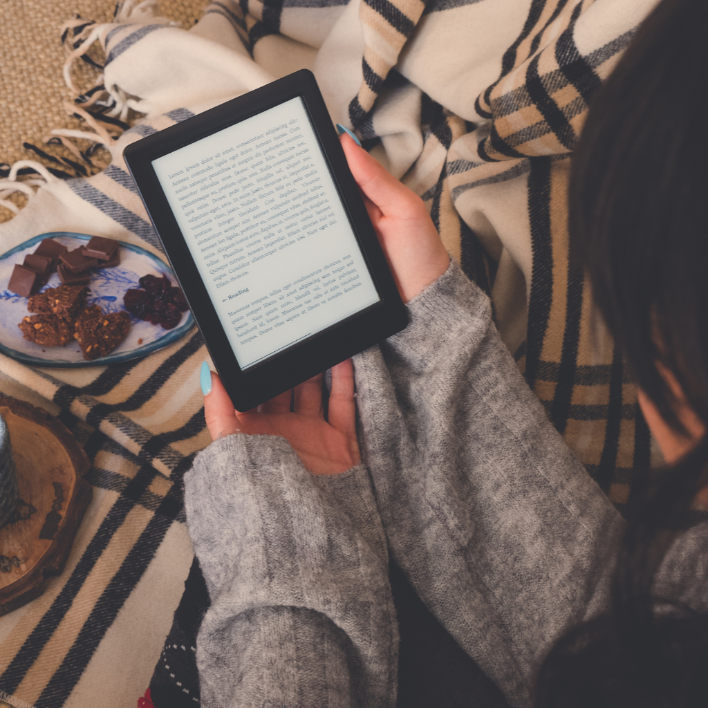 Imagem mostra uma pessoa lendo um Ebook